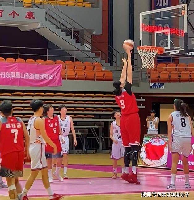 前瞻意甲前瞻：尤文图斯 VS 那不勒斯时间：2023-12-09 03:45尤文图斯目前积33分暂列积分榜第2，距离榜首的国米仅有2分差距，此役球队的抢分战意毋庸置疑，尤文图斯在最近的一轮联赛客场2-1击败蒙扎，各项赛事近9场取得7胜2平的不败战绩，球队近期的整体走势非常稳健，尤其是防线稳固，过去9场比赛尤文图斯多达6场能够零封对手，且期间合计仅失3球。